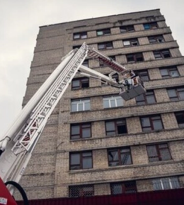 Рятувальники ліквідували наслідки російської атаки по гуртожитку в Сумах. ВІДЕО+ФОТОрепортаж