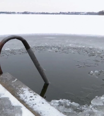 Одні набирали воду - інші купалися серед криги: Як рівняни відзначили Водохреще? (ВІДЕО)