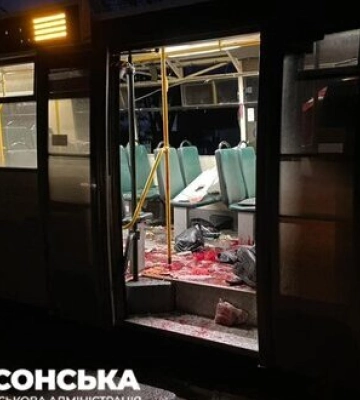 Окупанти з БпЛА вдарили по маршрутці в Херсоні, одна людина загинула, ще дев’ятеро – поранені. ВIДЕО 18+