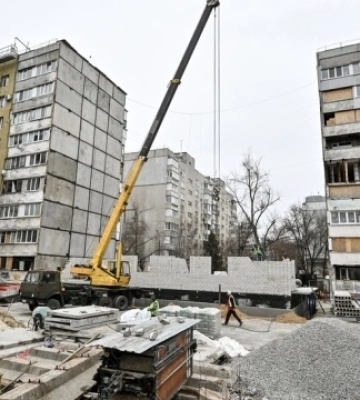 У Запоріжжі поновили відбудову пошкодженої російською ракетою багатоповерхівки