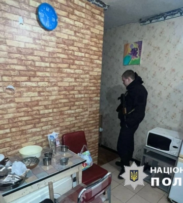 Кинута 16-річною матір’ю однорічна дитина кілька днів провела на самоті у порожній квартирі