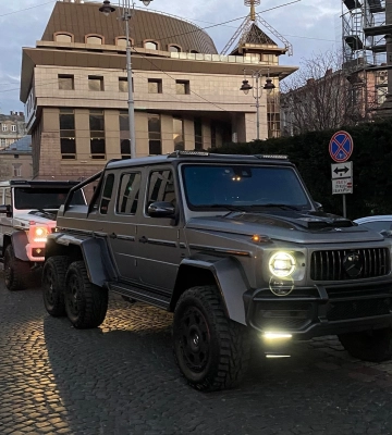 Великаны на мостовой: во Львове засветились впечатляющие шестиколесные "Гелендвагены" 