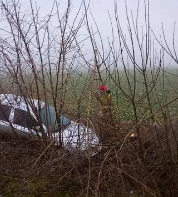 На Одещині рятувальники вилучили з кювету автомобіль