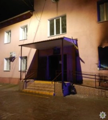 У Миколаєві підпалили адмінбудівлю суду у Корабельному районі