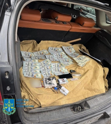 Вимагав у підприємця чималі гроші - у Києві повідомлено про підозру інспектору-податківцю