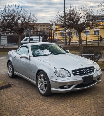 Мощный раритет: в Киеве заметили лимитированный спорткар Mercedes 2000-х 