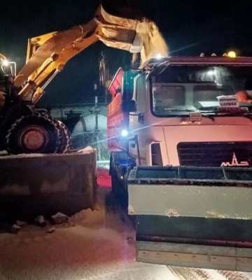 На дорогах Полтавщини працювали понад 100 одиниць техніки для боротьби з ожеледицею