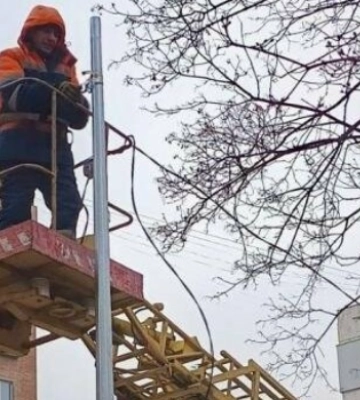 «Встановлено 25 опор та прокладено 900 метрів повітряної лінії»: у Полтаві на одній з вулиць міста завершують монтаж освітлення