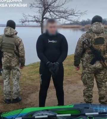 На надувному каяку за кордон: ДПСУ затримала 26-річного чоловіка на Одещині. ФОТО