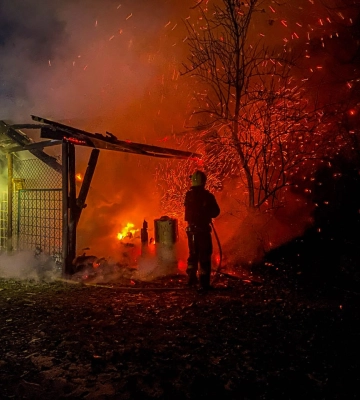 Вночі у Глухові вогнеборці ліквідували пожежу (відео)