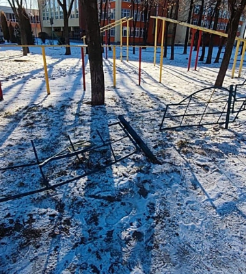 У Сумах водійка врізалася в шкільний паркан і пішла з місця ДТП