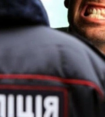 В Днепре возле вокзала мужчина ранил полицейского во время проверки документов