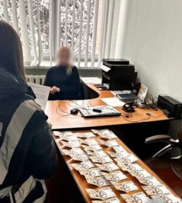 Вимагали хабарі за укладення контрактів на оргтехніку: затримано посадовців міськради за організацію корупційної схеми на&amp;hellip;
