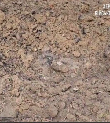 У Херсоні російський снаряд влучив між багатоповерхівками
