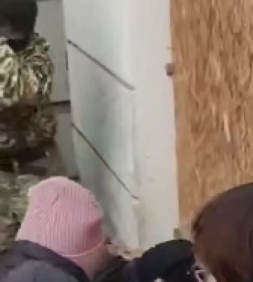 У Дніпрі натовп відбив примусово мобілізованого: працівник ТЦК залякував людей автоматом. ВІДЕО