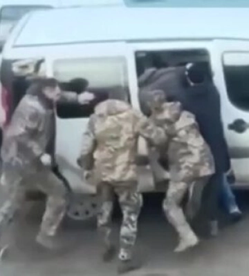 Троє у військовому однострої та троє у цивільному б’ють чоловіка і вивозять його у невідомому напрямку у Львові. ВIДЕО
