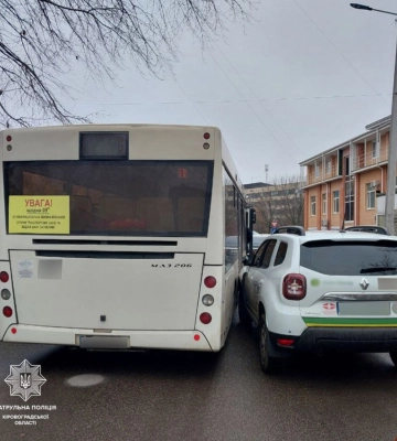 У середмісті Кропивницького автобус зіткнувся з позашляховиком