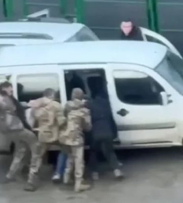 У Львові троє людей у військовій формі примусово запхали чоловіка до автівки: що відомо