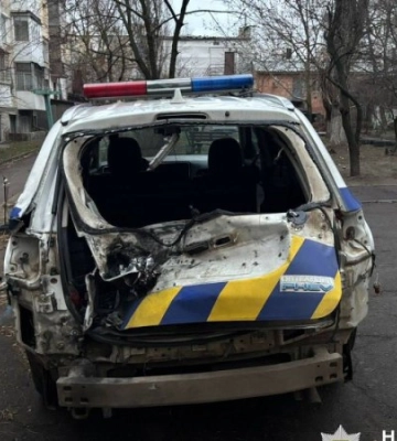 Під російські обстріли в Херсонській області потрапили маршрутка та авто поліцейських (ФОТО)
