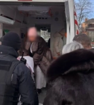 Дубенські патрульні допомогли транспортувати хвору жінку додому