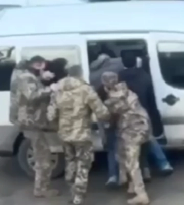 Во Львове работники ТЦК принудительно запихнули мужчину в бус: что известно