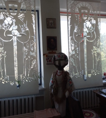 Художниця з Волині плете сітки для армії й популяризує народні традиції