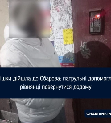 Дубенські патрульні допомогли транспортувати хвору жінку додому
