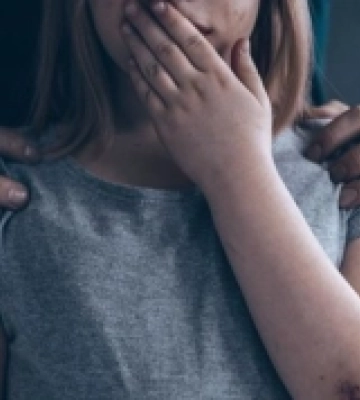 На Тячівщині батько ґвалтував своїх доньок: його посадять на 15 років