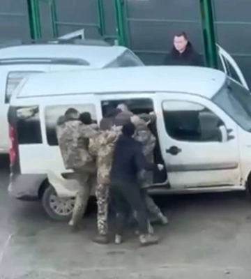 Троє у військовому однострої та троє у цивільному б’ють чоловіка і вивозять його у невідомому напрямку у Львові. ВIДЕО