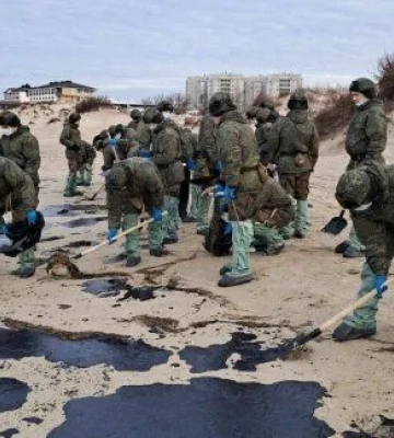 В Евпатории на побережье обнаружили участки загрязнения мазутом