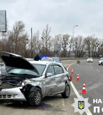 На Київщині легковик на трасі влетів у відбійник, внаслідок ДТП є поранена, - поліція