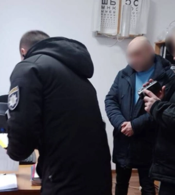 На Закарпатті викрили офтальмологів, які за 6 тисяч доларів сприяли в ухиленні від мобілізації