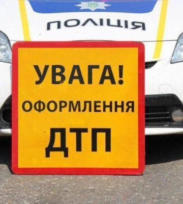 У Дніпрі Mercedes занесло на дорозі й він протаранив Subaru (ВІДЕО)