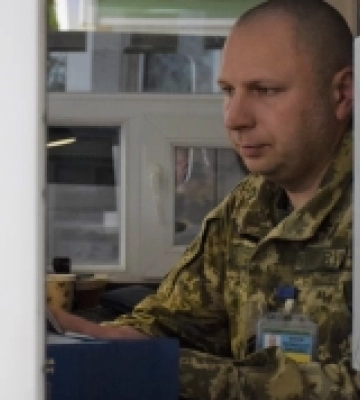 Віз бабуся лікуватися за кордон та підробив документи: прикордонники затримали порушника