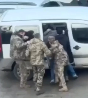 Ногами и кулаками: во Львове ТЦК жестко "бусифицировали" мужчину