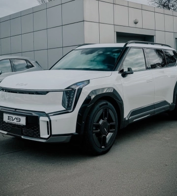 Новый флагман: в Киеве появился самый большой и дорогой кроссовер Kia 