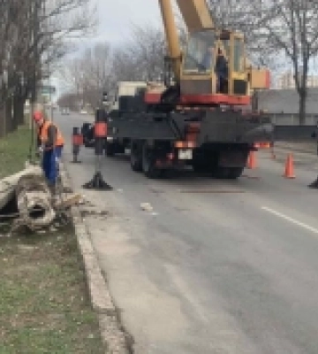 В Одесі комунальники замінили опору, пошкоджену внаслідок автомобільної аварії