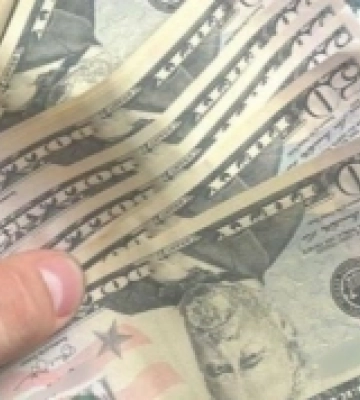 Чоловіки у Вараші купили за підроблені кошти авто, яке перепродали