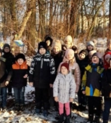 У парку Ківерців розвісили годівнички та смаколики для птахів