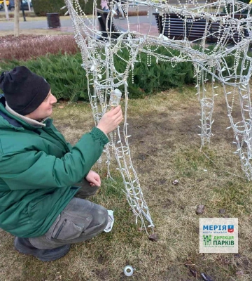 Невідомі повернули черкаським комунальникам вкрадену та понівечену сміттєву урну