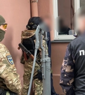 Погрожували зброєю поліцейським: у Луцьку затримали групу наркозакладчиків