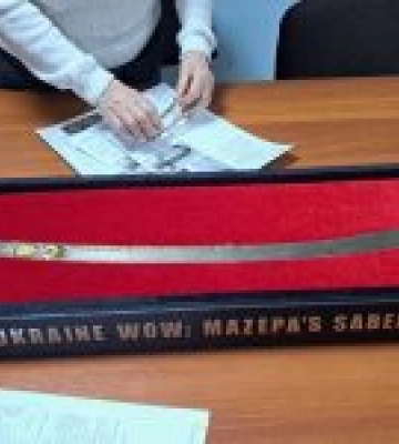 Шабля гетьмана Івана Мазепи, яку Усик показав після бою з Фьюрі, повернулась до України