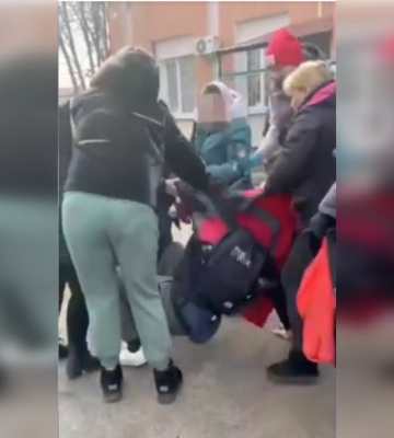 "Вставай, убегай": прохожие помешали ТЦК мобилизовать мужчину в Запорожье, — соцсети (видео)