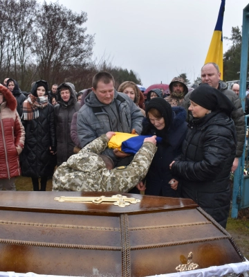 Два прощання в один день: у Луцьку в останню дорогу провели військовослужбовців Олександра Семенюка та Івана Кумброва