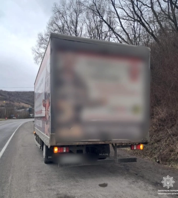 У Нижніх Воротах виявили водія, який перевозив вантаж із, ймовірно, фальшивими документами