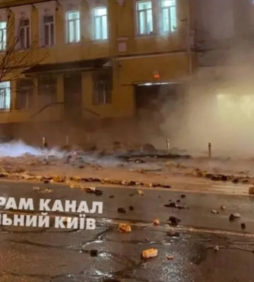 У Києві біля залізничного вокзалу прорвало тепломережу, дорогу залило гарячою водою — відео