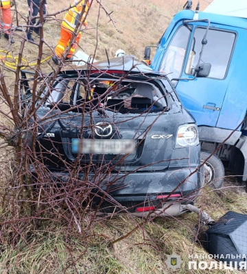 На Львівщині внаслідок зіткнення вантажівки та легковика, водій останнього загинув на місці. ФОТО