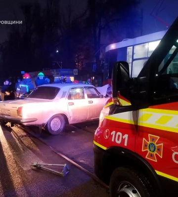 У Кривому Розі «ГАЗ 2411» врізався у трамвай, пораненому водію легковика спочатку допомогли рятувальники