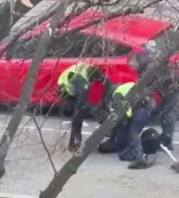 В Киеве полицейские повалили на землю ветерана войны с протезом ноги, — соцсети (видео)
