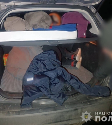 На Одещині сімейна пара сховала родича в багажнику і намагалася вивезти з країни